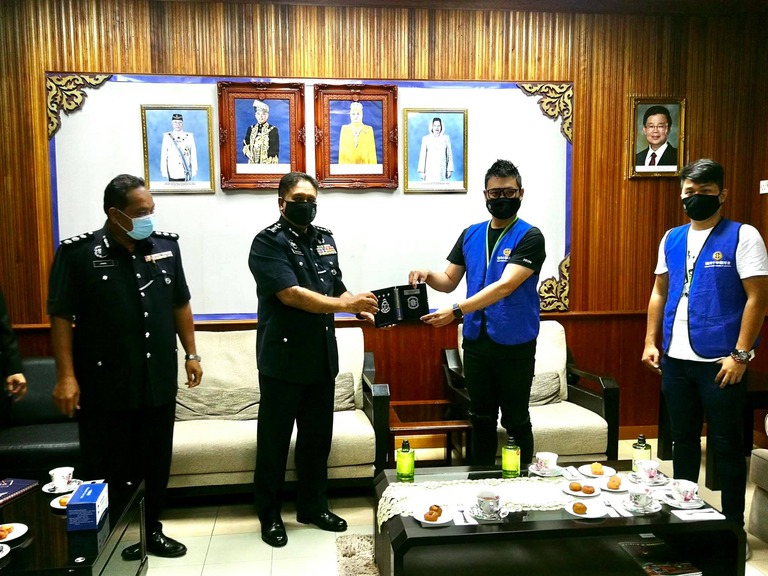 PCCC YES MET WITH PENANG POLICE CHIEF DATUK SAHABUDIN AND DONATED SANITIZERS AND MASKS